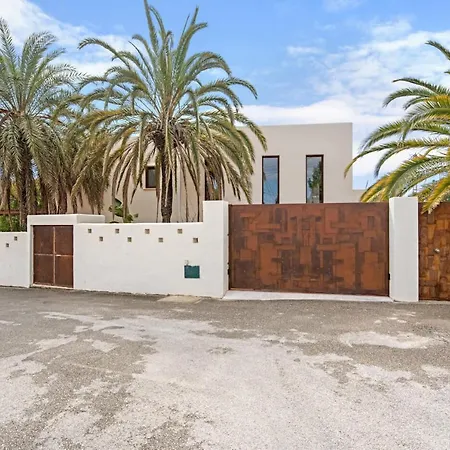 Moai - Plusholidays * Casas de Torrat