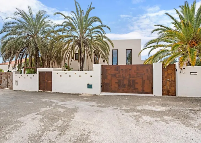 Moai - Plusholidays * Casas de Torrat